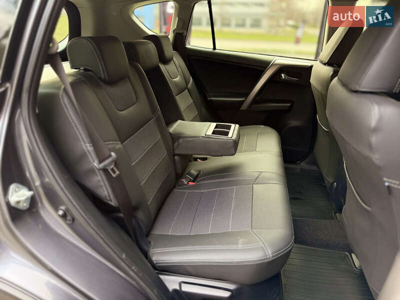 Внедорожник / Кроссовер Toyota RAV4 2018 в Харькове