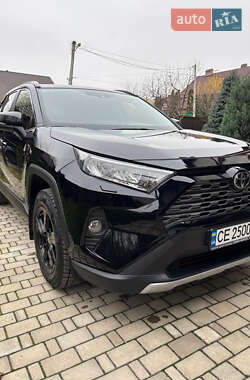 Позашляховик / Кросовер Toyota RAV4 2021 в Чернівцях