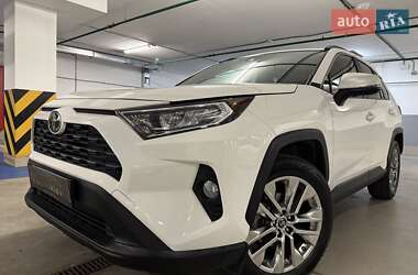 Внедорожник / Кроссовер Toyota RAV4 2018 в Киеве