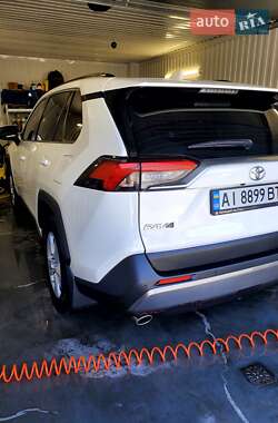 Внедорожник / Кроссовер Toyota RAV4 2020 в Вишневом