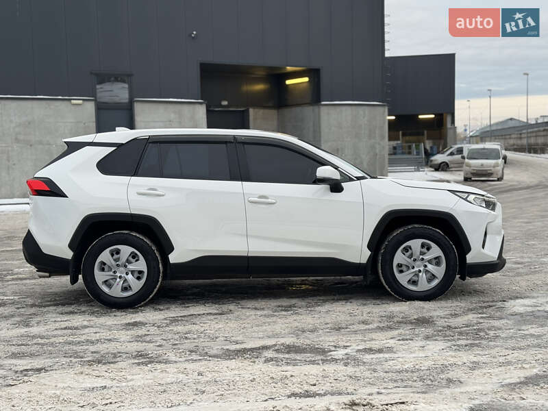 Внедорожник / Кроссовер Toyota RAV4 2019 в Киеве
