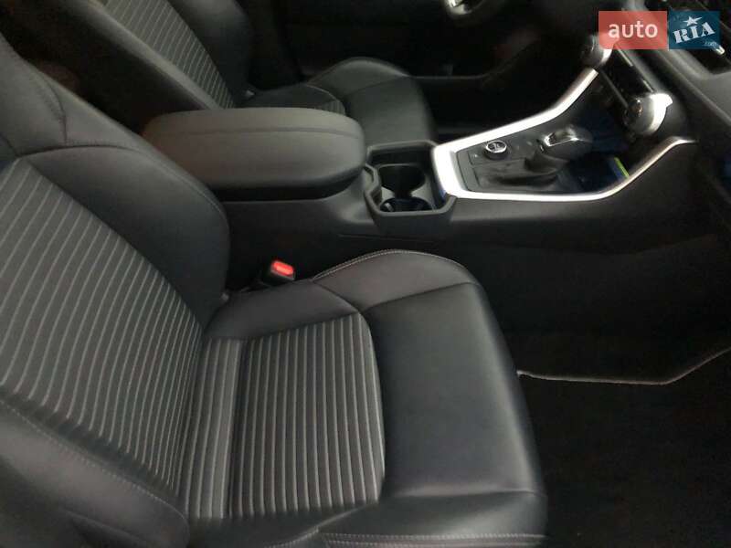 Внедорожник / Кроссовер Toyota RAV4 2020 в Киеве
