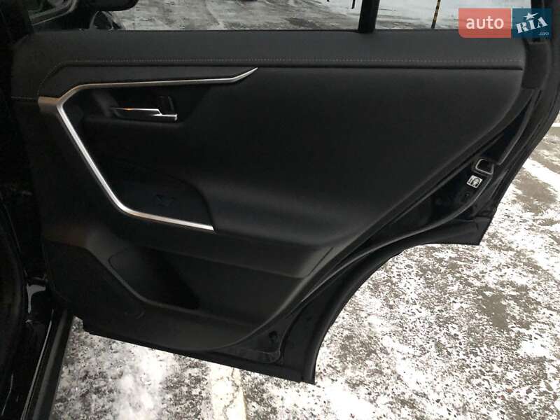 Внедорожник / Кроссовер Toyota RAV4 2020 в Киеве