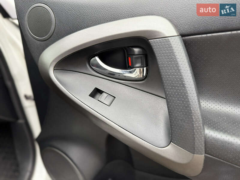 Позашляховик / Кросовер Toyota RAV4 2011 в Києві