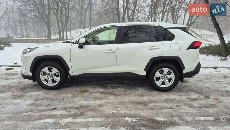Позашляховик / Кросовер Toyota RAV4 2021 в Черкасах