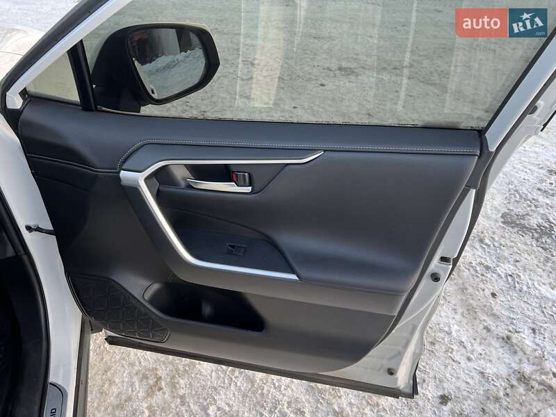 Внедорожник / Кроссовер Toyota RAV4 2021 в Киеве