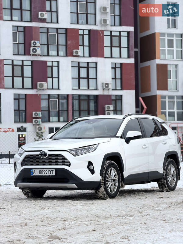 Внедорожник / Кроссовер Toyota RAV4 2020 в Киеве