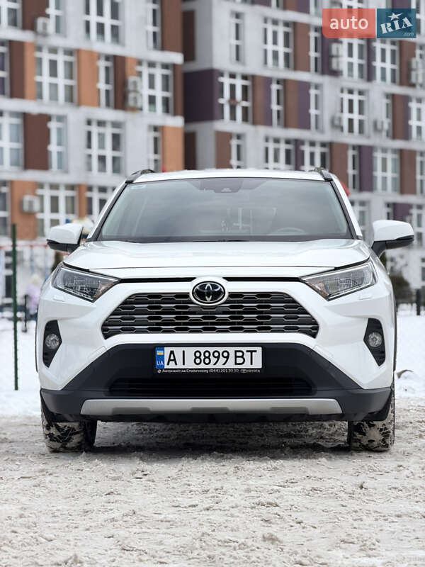 Внедорожник / Кроссовер Toyota RAV4 2020 в Киеве