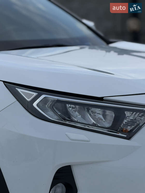 Внедорожник / Кроссовер Toyota RAV4 2020 в Киеве