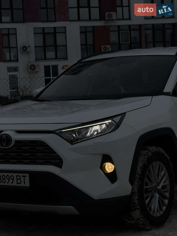 Внедорожник / Кроссовер Toyota RAV4 2020 в Киеве