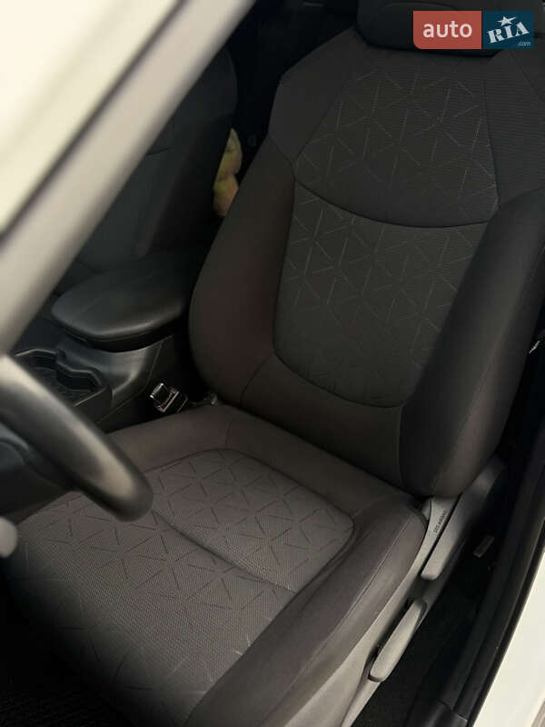 Внедорожник / Кроссовер Toyota RAV4 2020 в Киеве