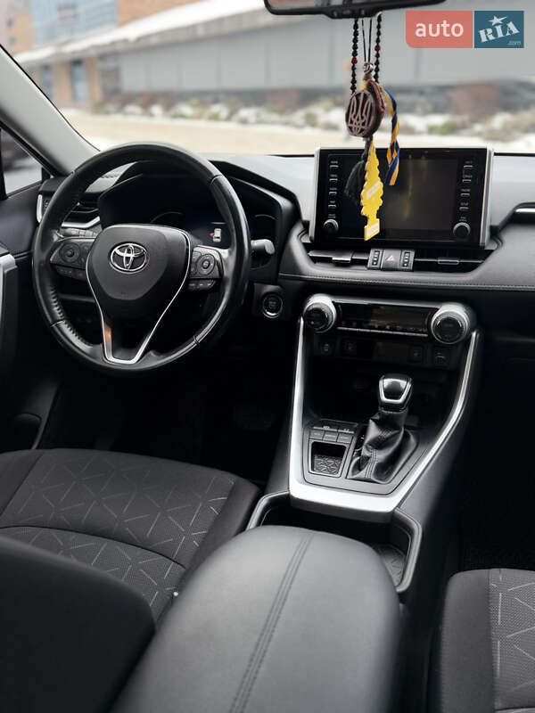 Внедорожник / Кроссовер Toyota RAV4 2020 в Киеве