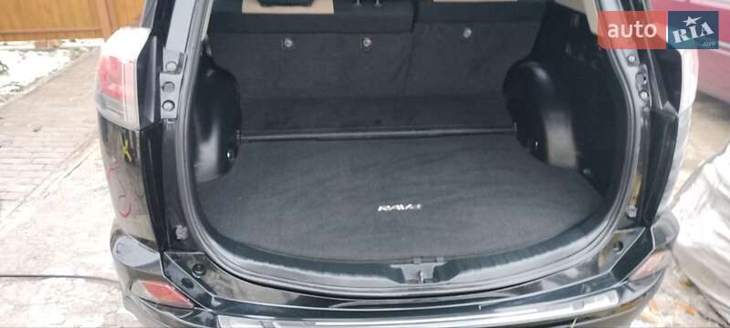 Позашляховик / Кросовер Toyota RAV4 2017 в Дніпрі