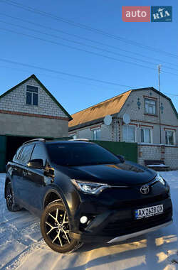 Внедорожник / Кроссовер Toyota RAV4 2017 в Новой Водолаге