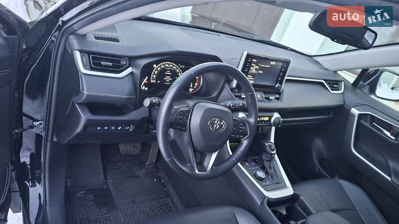 Внедорожник / Кроссовер Toyota RAV4 2020 в Киеве