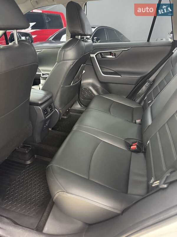 Позашляховик / Кросовер Toyota RAV4 2020 в Дніпрі