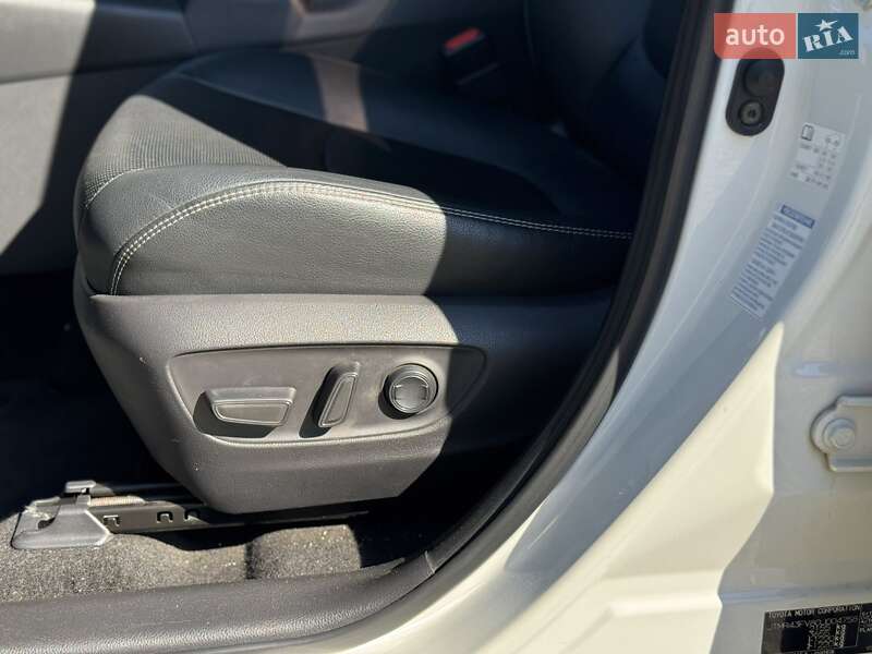 Внедорожник / Кроссовер Toyota RAV4 2019 в Харькове