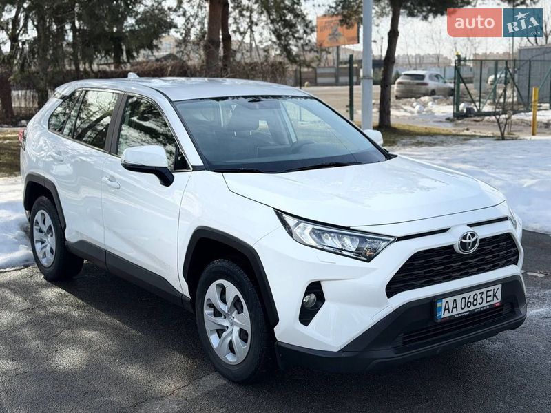 Внедорожник / Кроссовер Toyota RAV4 2019 в Киеве