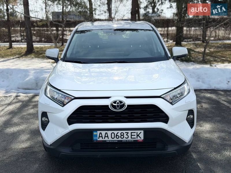 Внедорожник / Кроссовер Toyota RAV4 2019 в Киеве