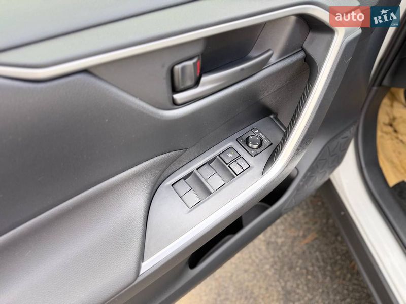 Внедорожник / Кроссовер Toyota RAV4 2019 в Киеве