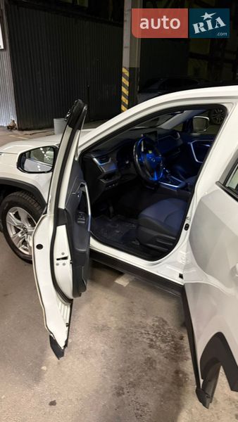 Внедорожник / Кроссовер Toyota RAV4 2019 в Киеве