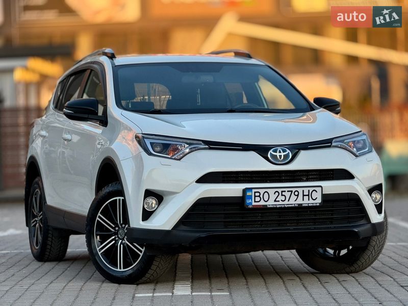Внедорожник / Кроссовер Toyota RAV4 2018 в Львове