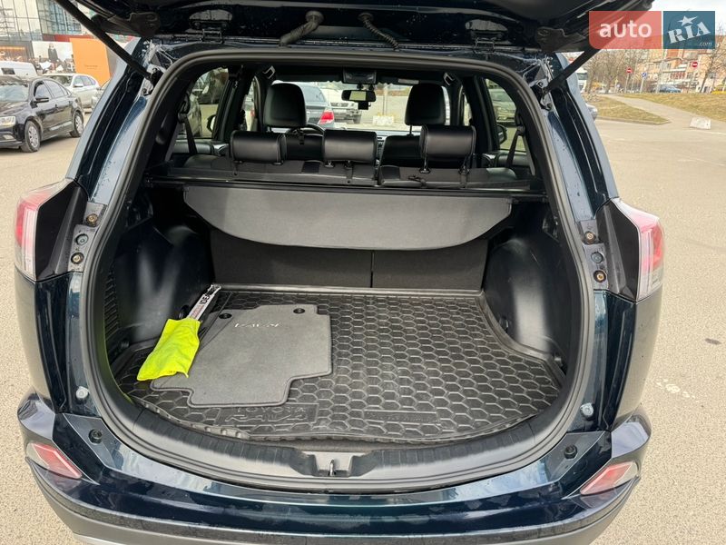 Внедорожник / Кроссовер Toyota RAV4 2017 в Львове