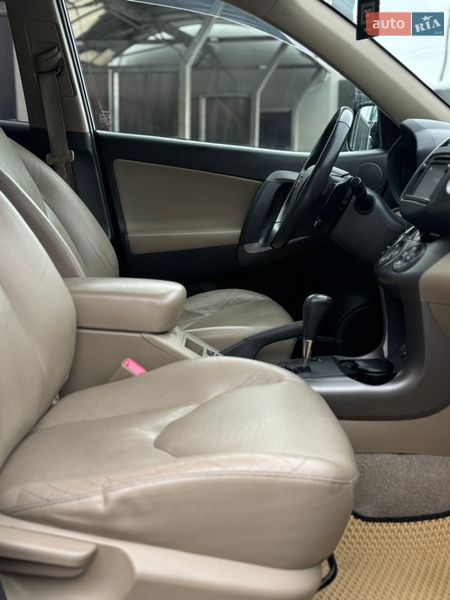 Позашляховик / Кросовер Toyota RAV4 2011 в Тернополі