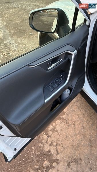 Внедорожник / Кроссовер Toyota RAV4 2020 в Львове