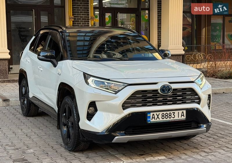 Внедорожник / Кроссовер Toyota RAV4 2020 в Киеве