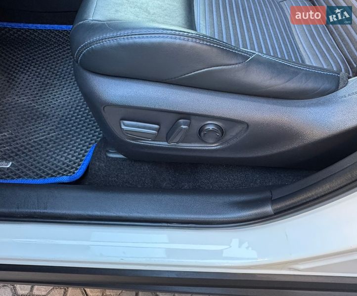 Внедорожник / Кроссовер Toyota RAV4 2020 в Киеве