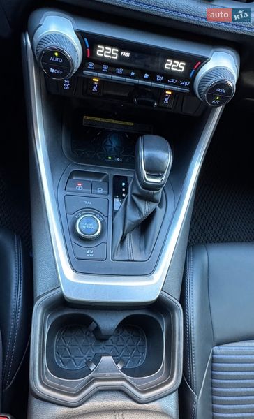 Внедорожник / Кроссовер Toyota RAV4 2020 в Киеве