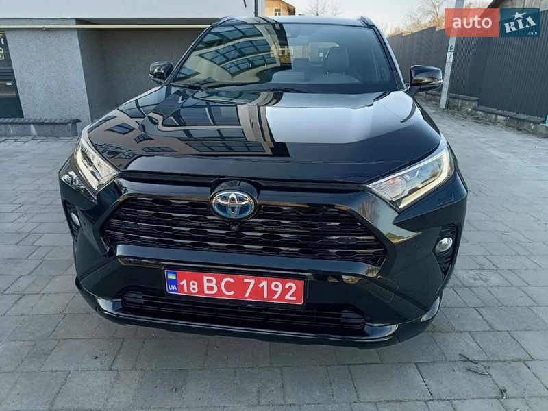 Позашляховик / Кросовер Toyota RAV4 2020 в Рівному