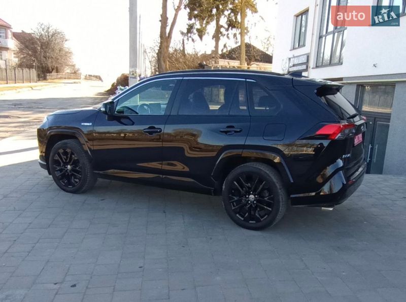 Позашляховик / Кросовер Toyota RAV4 2020 в Рівному