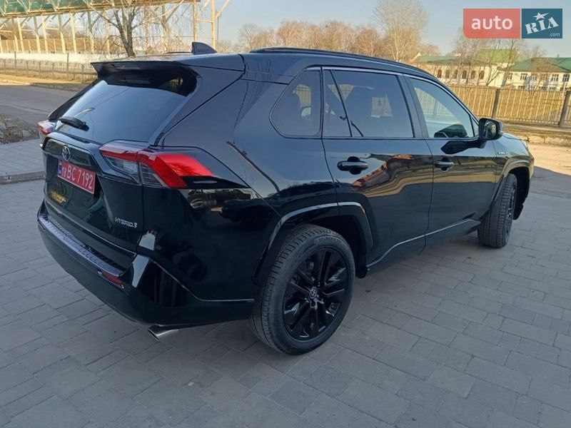 Позашляховик / Кросовер Toyota RAV4 2020 в Рівному