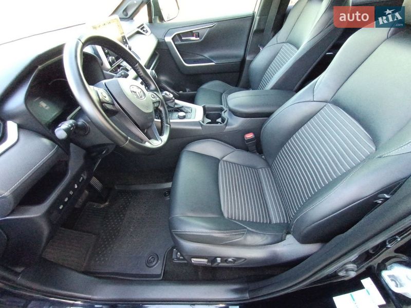Позашляховик / Кросовер Toyota RAV4 2020 в Рівному