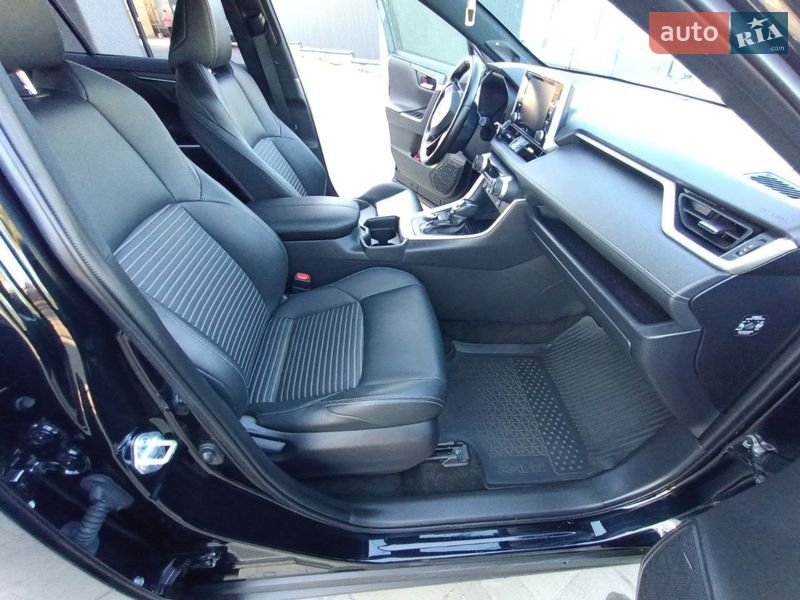 Позашляховик / Кросовер Toyota RAV4 2020 в Рівному