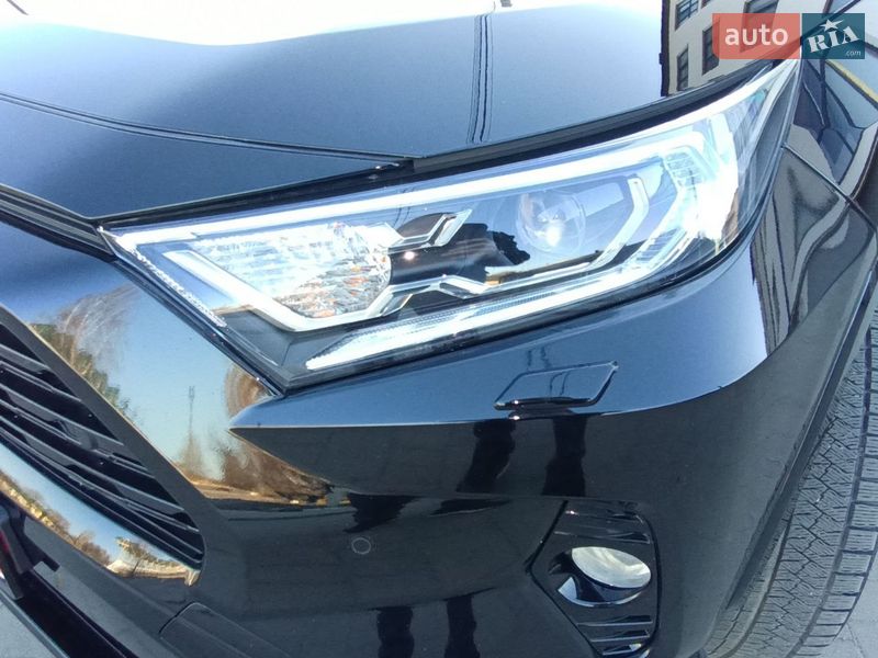 Позашляховик / Кросовер Toyota RAV4 2020 в Рівному