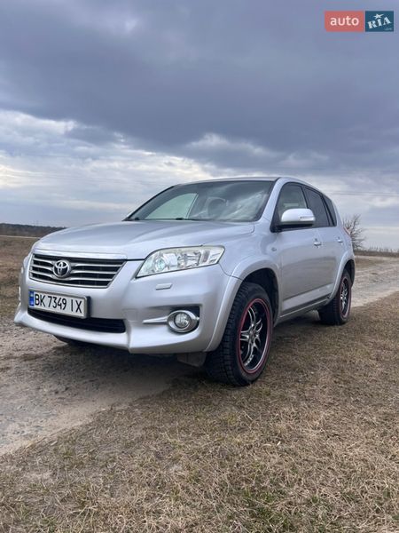 Внедорожник / Кроссовер Toyota RAV4 2012 в Сарнах