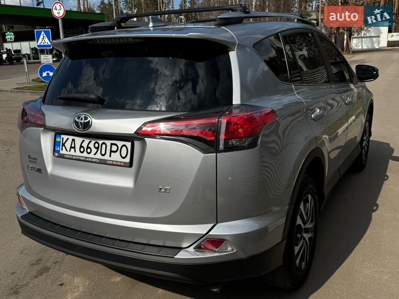 Внедорожник / Кроссовер Toyota RAV4 2017 в Буче