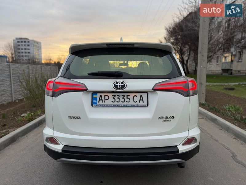 Позашляховик / Кросовер Toyota RAV4 2017 в Дніпрі