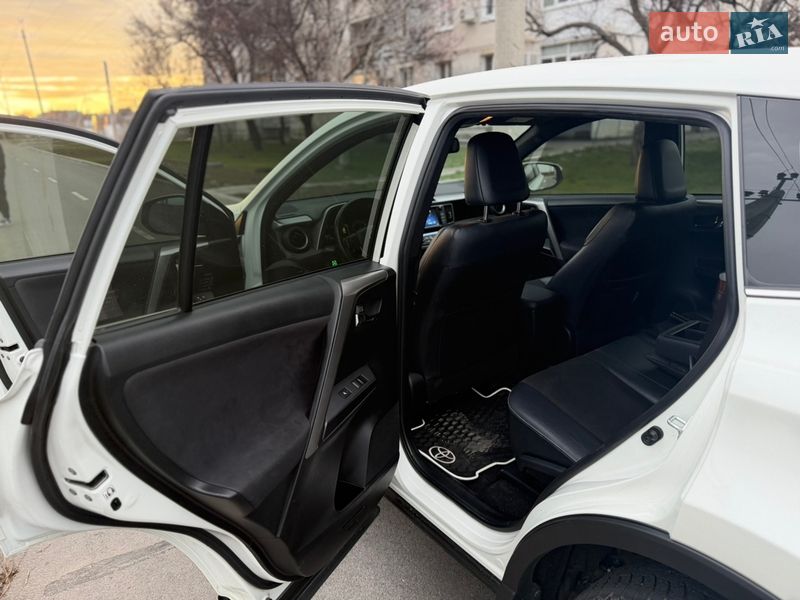 Позашляховик / Кросовер Toyota RAV4 2017 в Дніпрі