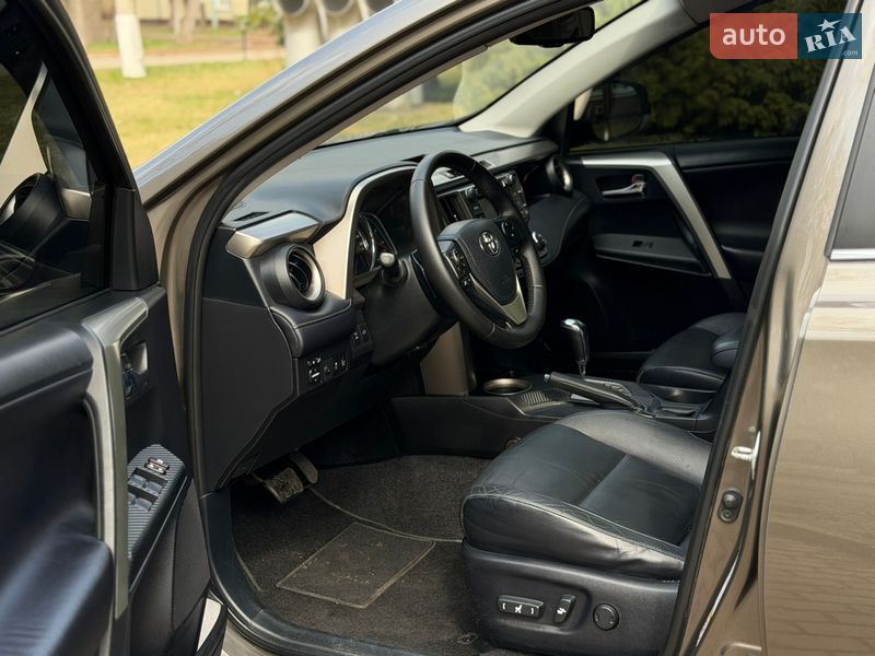 Позашляховик / Кросовер Toyota RAV4 2013 в Чернігові