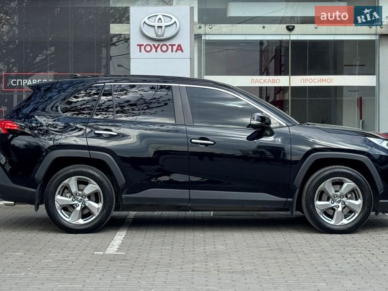 Внедорожник / Кроссовер Toyota RAV4 2019 в Ужгороде
