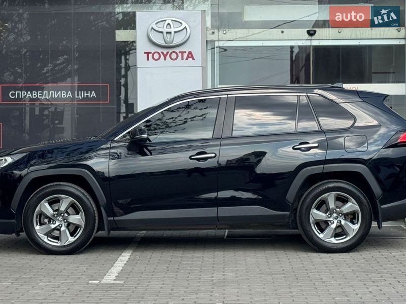 Внедорожник / Кроссовер Toyota RAV4 2019 в Ужгороде