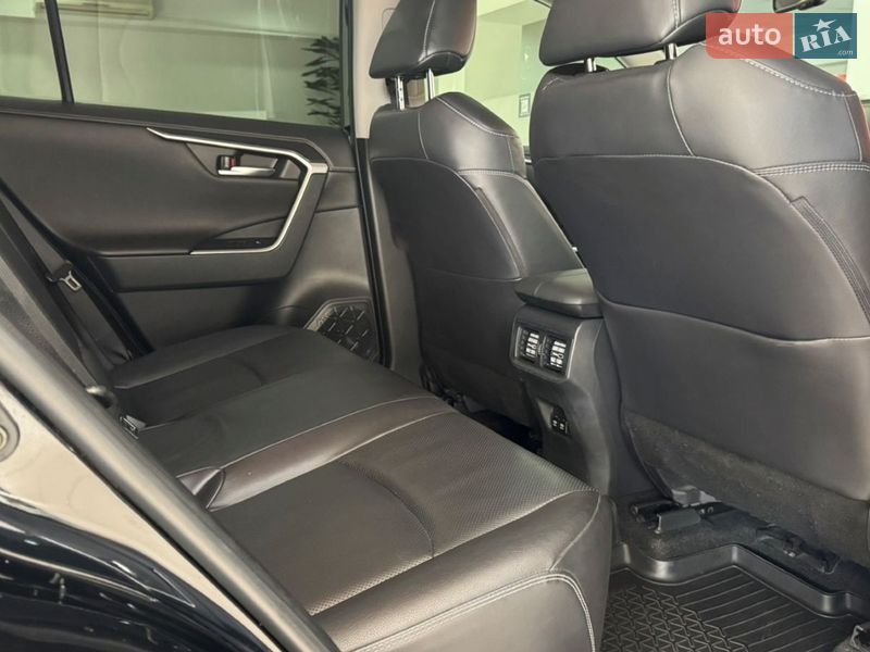 Внедорожник / Кроссовер Toyota RAV4 2019 в Ужгороде