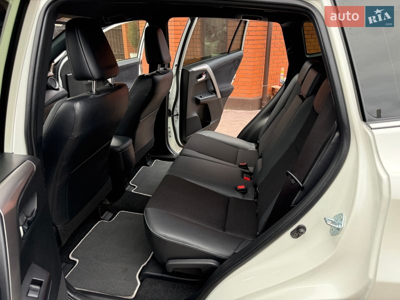 Внедорожник / Кроссовер Toyota RAV4 2017 в Виннице