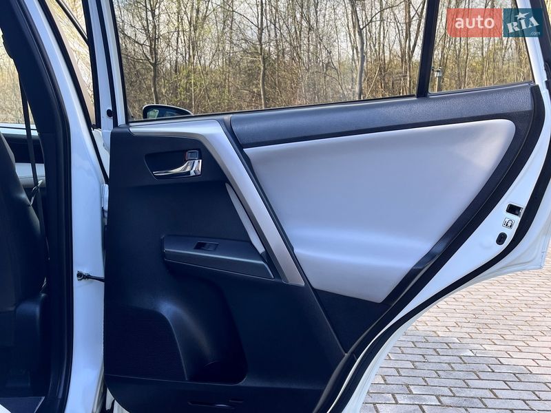 Внедорожник / Кроссовер Toyota RAV4 2018 в Львове