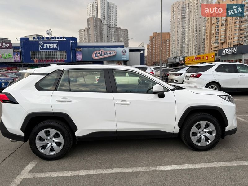 Внедорожник / Кроссовер Toyota RAV4 2021 в Киеве