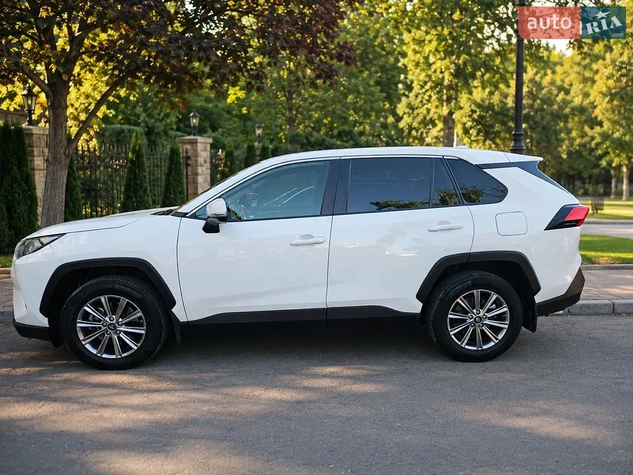 2020 Toyota RAV 4 - фото 1